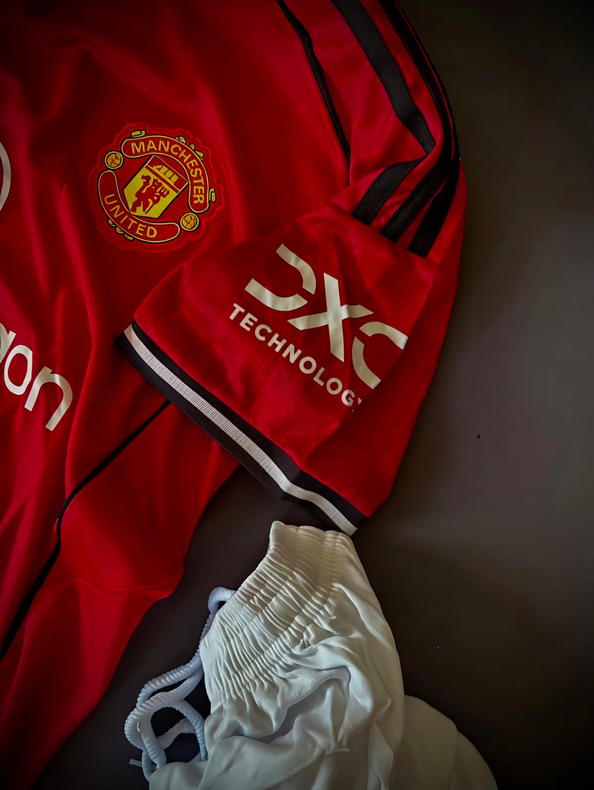 MANCHESTER UNITED 2025/26 HOME SET (WITH SHORTS)
