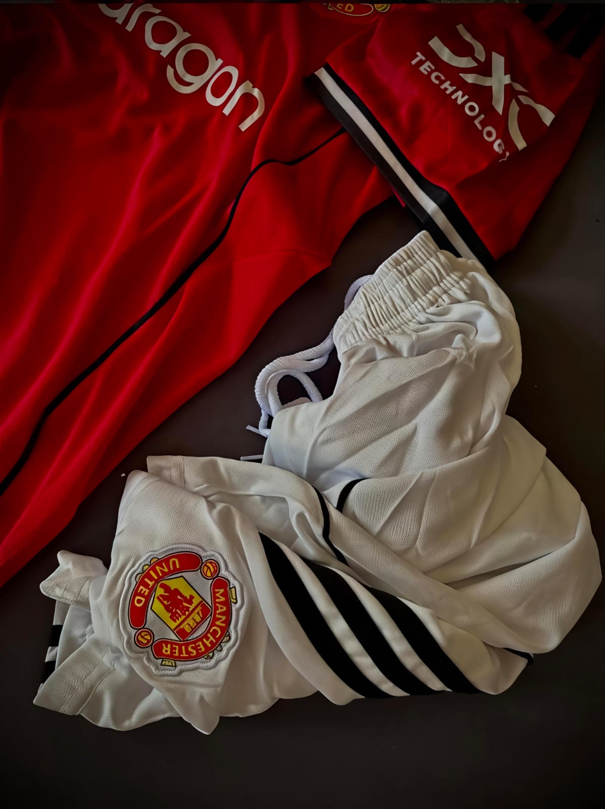 MANCHESTER UNITED 2025/26 HOME SET (WITH SHORTS)